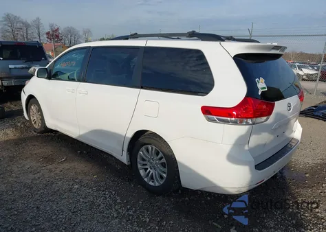 2014 Toyota Sienna Xle V6 8 Passenger z USA, uszkodzony, nr VIN 5TDYK3DC3ES446814